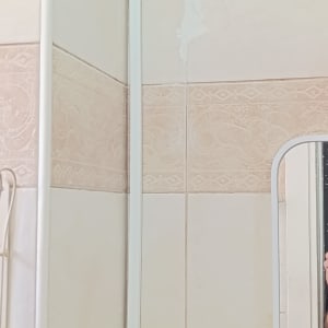שקע חשמל מותקן על קיר אריחים