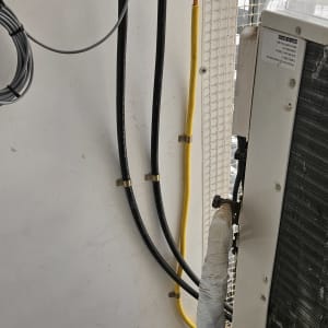 צנרת ומערכת גז מותקנת על קיר