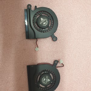 שני מאווררי מחשב שחורים על רקע ורוד