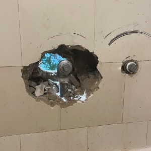 חור בקיר עם צינור חשוף ותשתית שבורה