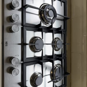 כיריים גז עם ארבעה מבערים וכפתורי שליטה