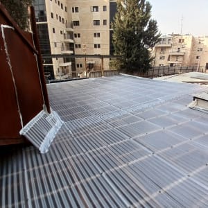 גג מתכת גלי עם ציפוי לבן חלקי