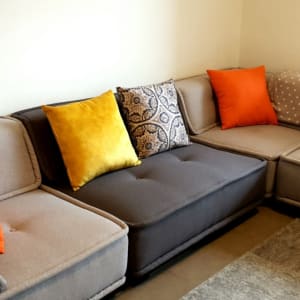 כריות צבעוניות על ספה מרופדת