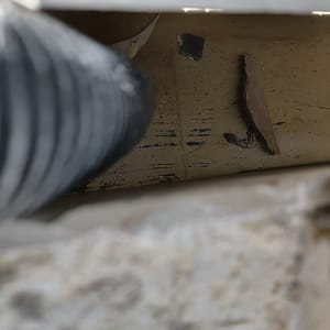 צינור שחור, קיר שבור, חתיכת גבס