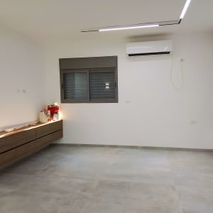 ארון עץ תלוי עם תאורה בחדר ריק