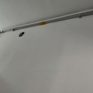 צינור חשמל על קיר עם חור חשמלי