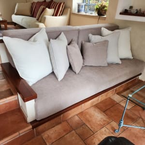 ספה עם כריות בצבעים שונים בחדר מגורים