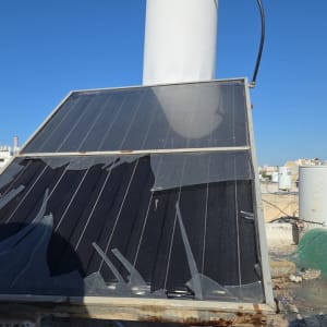 דוד שמש עם קולטים שבורים על גג