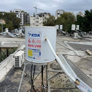 דוד שמש על גג עם מדבקות אזהרה