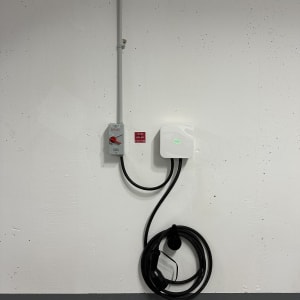 מטען חשמלי עם כבל תלוי על קיר