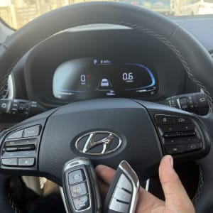 מפתח רכב על רקע הגה של יונדאי