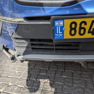 פגוש רכב כחול עם נזק קל ולוחית רישוי ישראלית