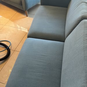 ספות כחולות על רצפת אריחים עם צינור ניקוי