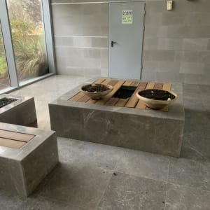 עציצים ריקים על משטח עץ בתוך מבנה