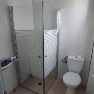 מקלחון זכוכית עם דלתות הזזה בחדר אמבטיה