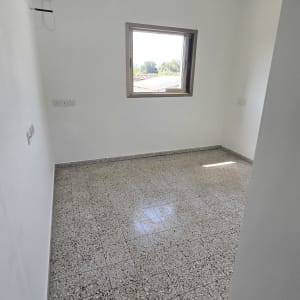 חדר ריק עם קירות לבנים ומזגן