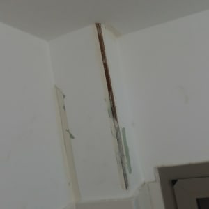 קיר עם סדק ותיקון טיח חלקי