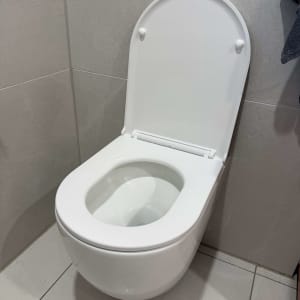 אסלה לבנה בחדר אמבטיה מודרני