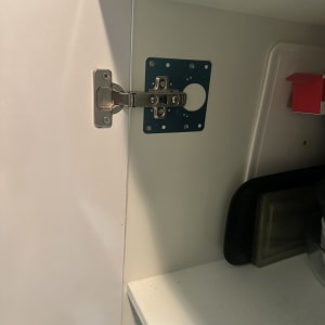 ציר דלת ארון מותקן