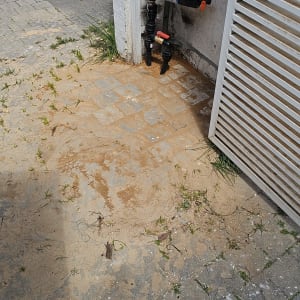 צנרת מים חיצונית עם ברזים ומד מים