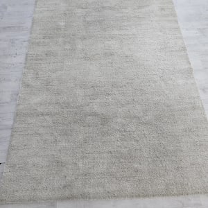 שטיח בהיר על רצפת עץ