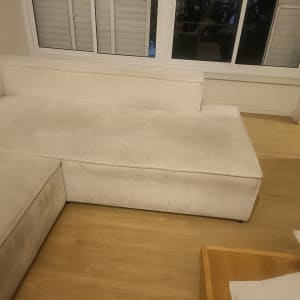 ספה נקייה ליד חלון עם תריסים