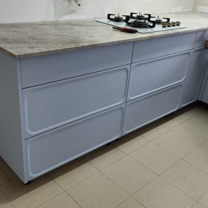 משטח עבודה במטבח עם כיריים וגז