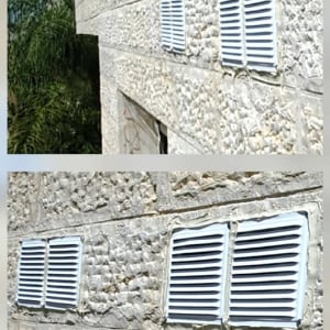 שלושה פתחי אוורור על קיר אבן חיצוני