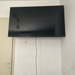 תליית טלוויזיה שטוחה על קיר בבית