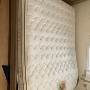 מזרן עומד על צידו בחדר שינה