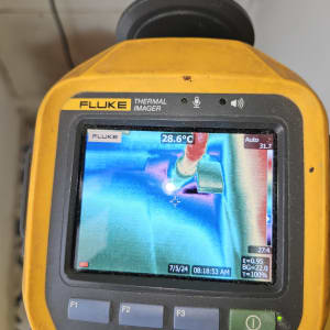 מצלמה תרמית פלוק מציגה תמונת חום עם טמפרטורה