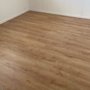 רצפת פרקט עץ בהירה בחדר ריק