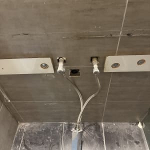 התקנת חיבורי אינסטלציה, ברזי ניל וצינורות גמישים לברז בחדר רחצה