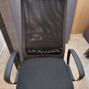 כיסא משרדי עם רשת, שואב אבק לידו