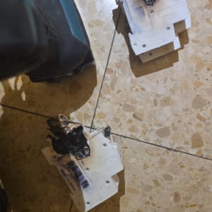 מפסקי חשמל שרופים על רצפה