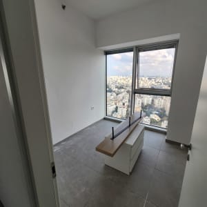 קיר לבן חלק בחדר ריק עם חלון גדול