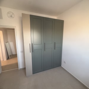 ארון בגדים בחדר ריק עם רצפת אריחים