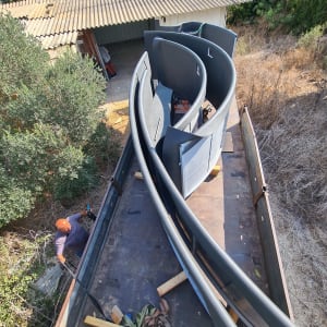 חלקי מנוף מונחים על משאית עם רצועות קשירה