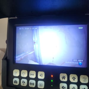 מסך מצלמה עם תצוגת צינור ובקרי שליטה
