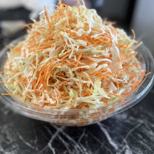 קערת סלט כרוב וגזר על שולחן שיש