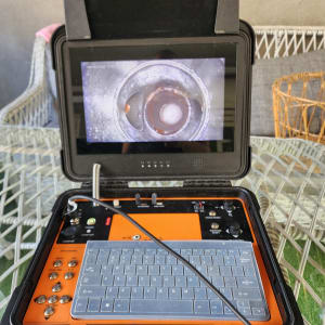 מכשיר איתור נזילות עם מסך ותצוגת צינור