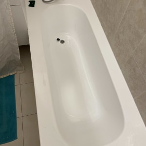 אמבטיה לבנה עם ברז ומקלחת