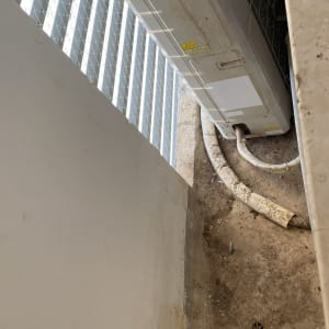 יחידת מזגן עם רשת למניעת כניסת יונים