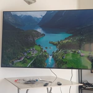 שולחן עם שלט טלוויזיה וחוטים, טלוויזיה על הקיר