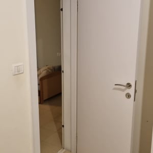 דלת לבנה פתוחה עם ידית כסופה