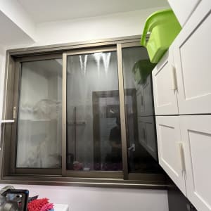 חדר כביסה עם חלון ומדפים