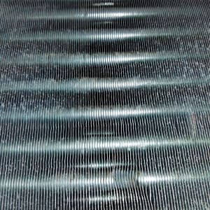 סלילי מתכת של מזגן עם אבק ולכלוך