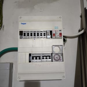 לוח חשמל עם מפסקים ומתגים