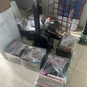 ארגזים עטופים בניילון עם ציוד משרדי ומתקן גליל נייר