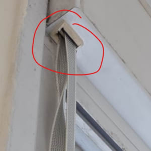 רצועת תריס מחוברת לקיר